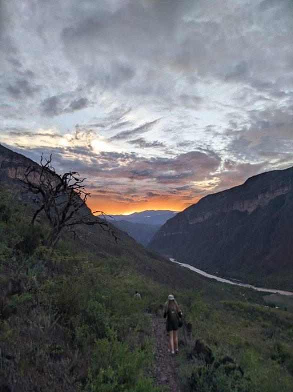 Caminata al atardecer por un sendero del Cañón del Chicamocha