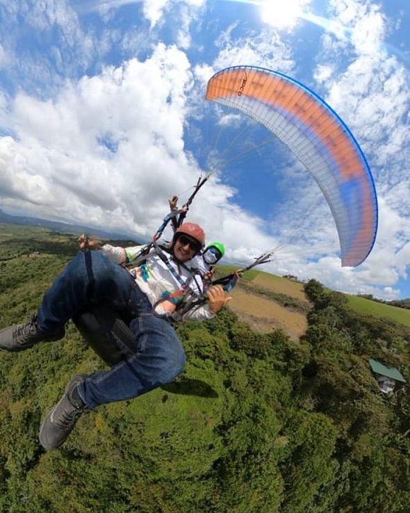 Vuelo en parapente sobre el bosque cerca del Cañón del Chicamocha