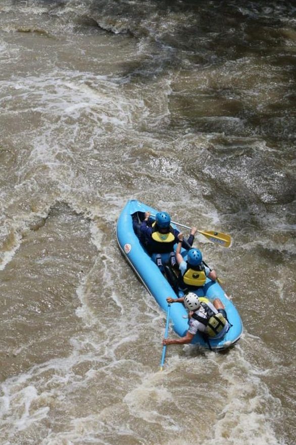 Balsa de rafting en los rápidos de un río