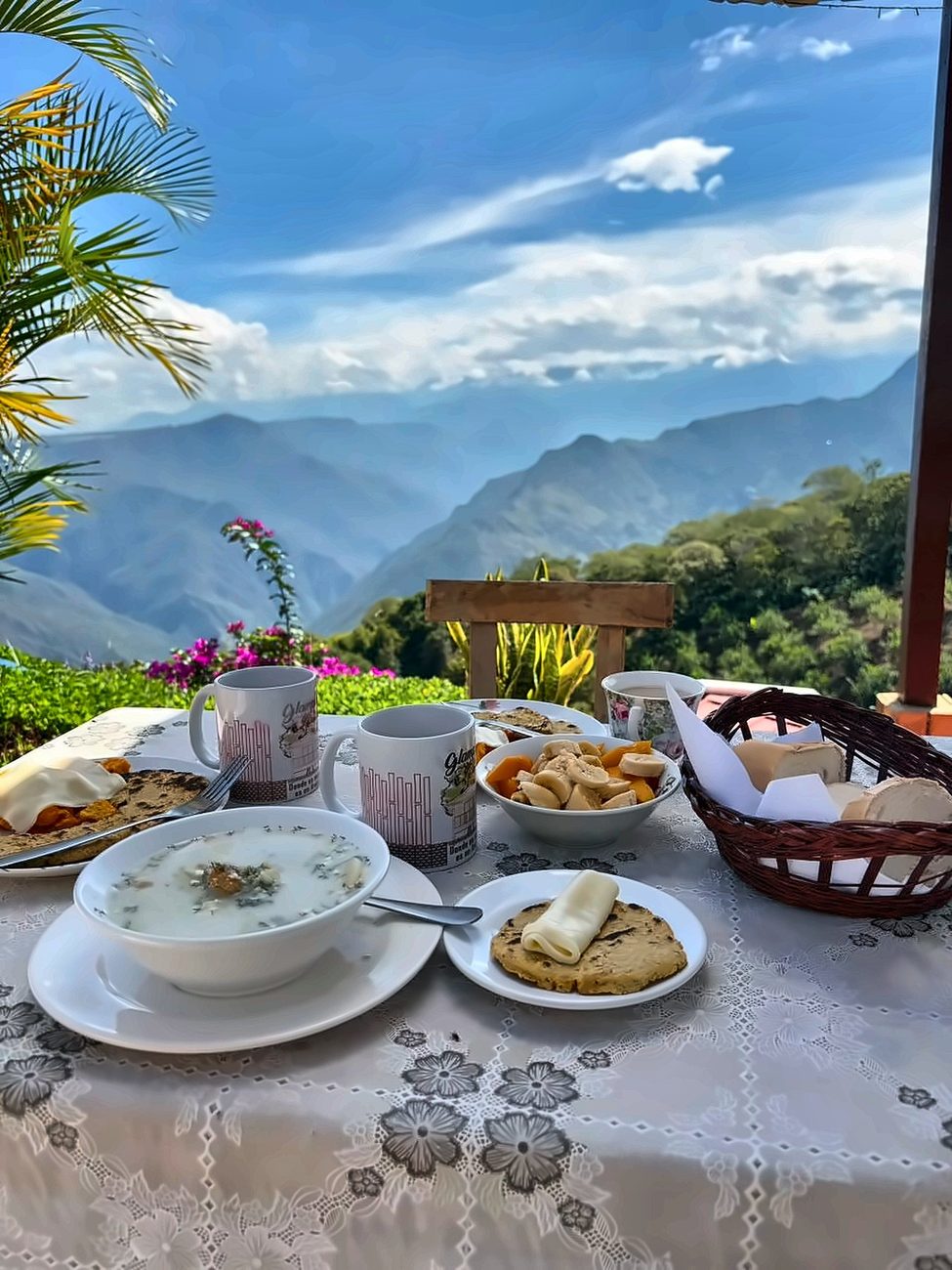 Desayuno servido en una mesa con vista a las montañas