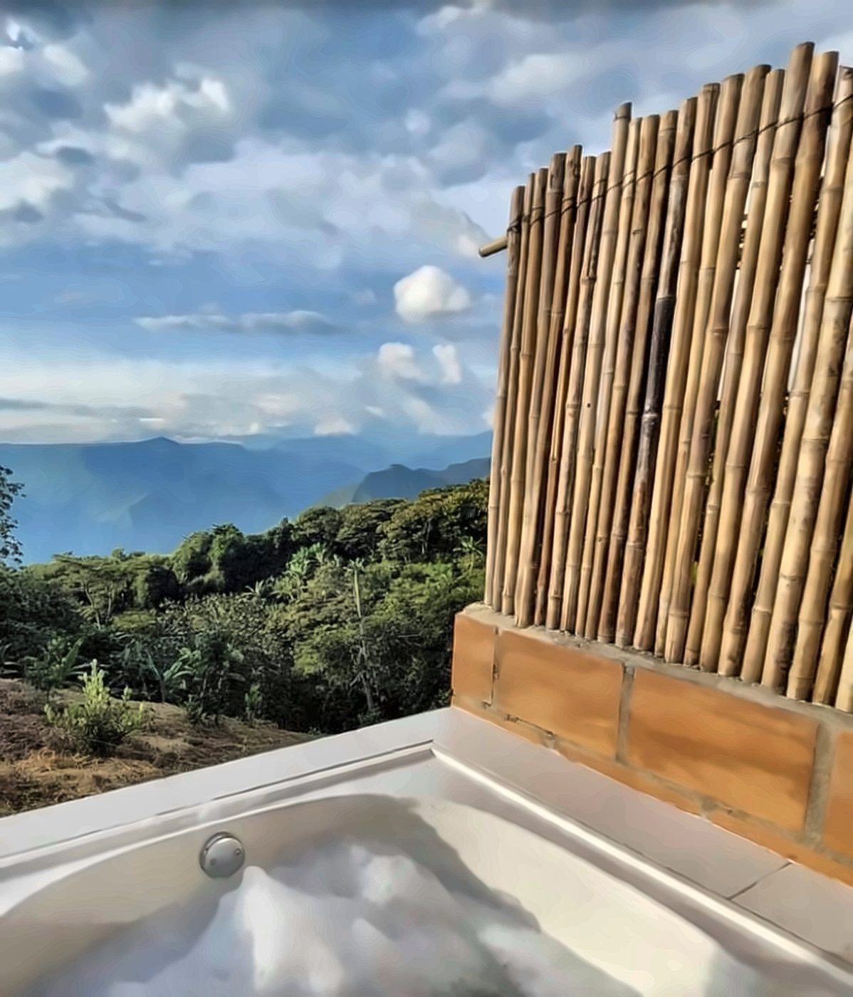 Jacuzzi al aire libre con vista a las montañas