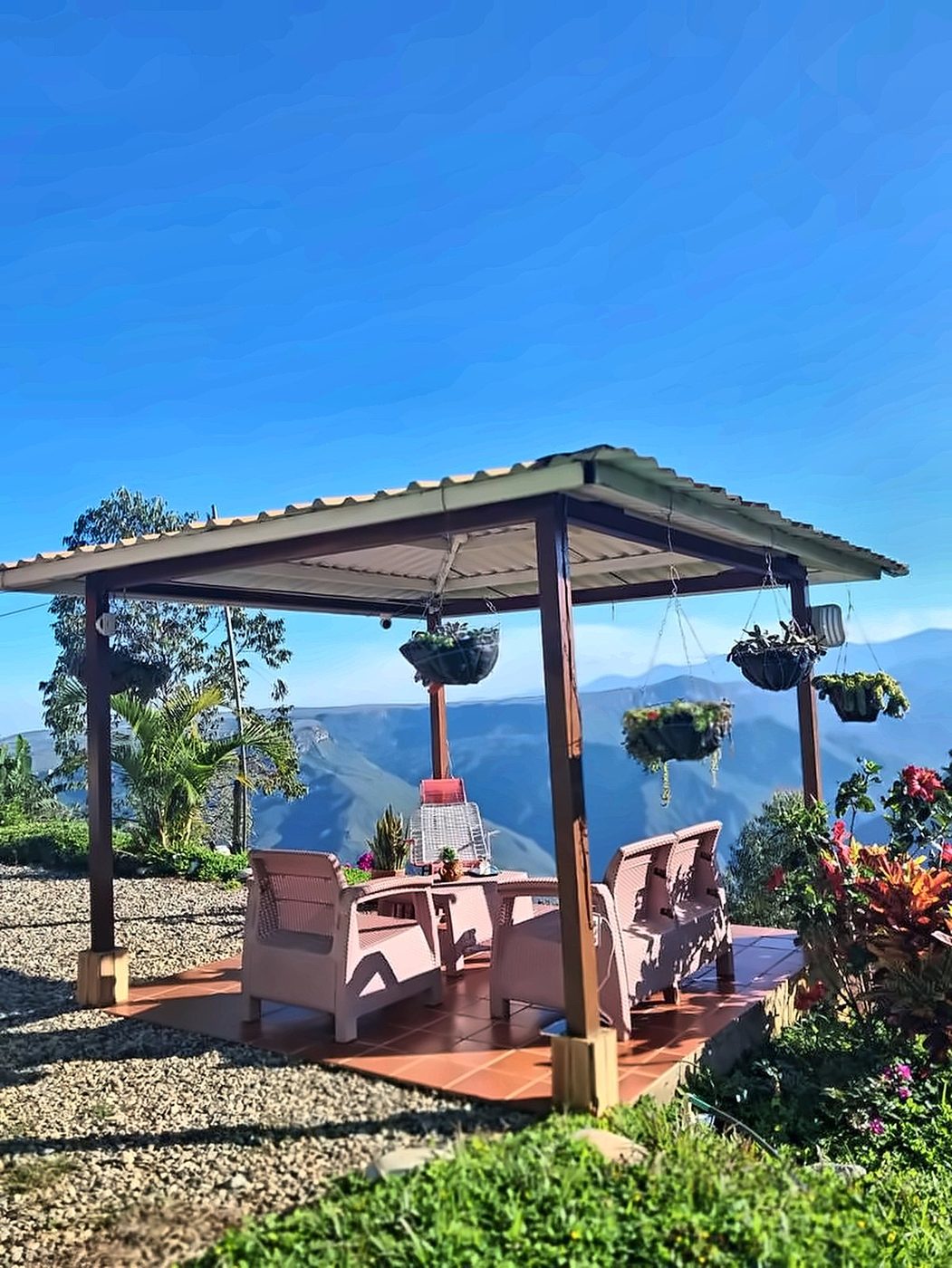 Kiosko mirador con sillas frente al Cañón del Chicamocha